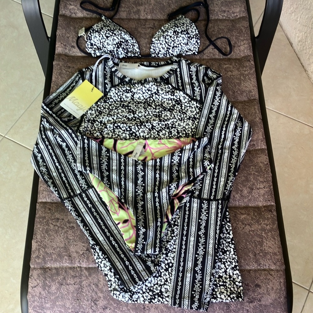 Maaji Rashguard,Bikini set
 Black/WhiteSwimSet
Rashguard M
BikiniTop M
BottomsXS